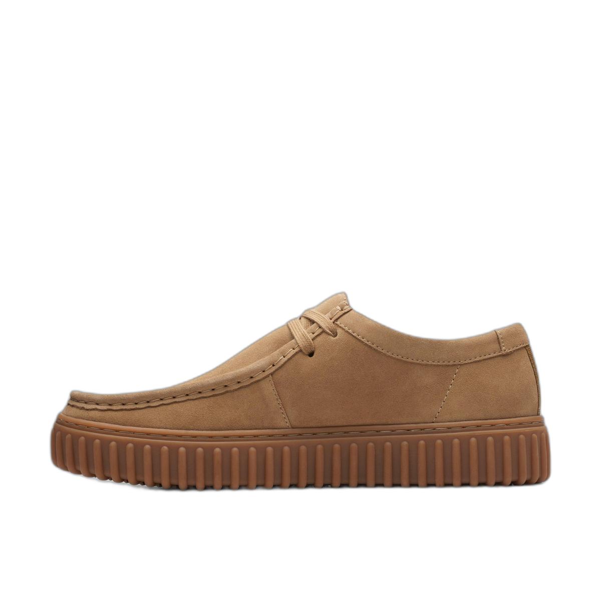 product/c/l/clarks_26173471_dark-sand-suede_2.jpg