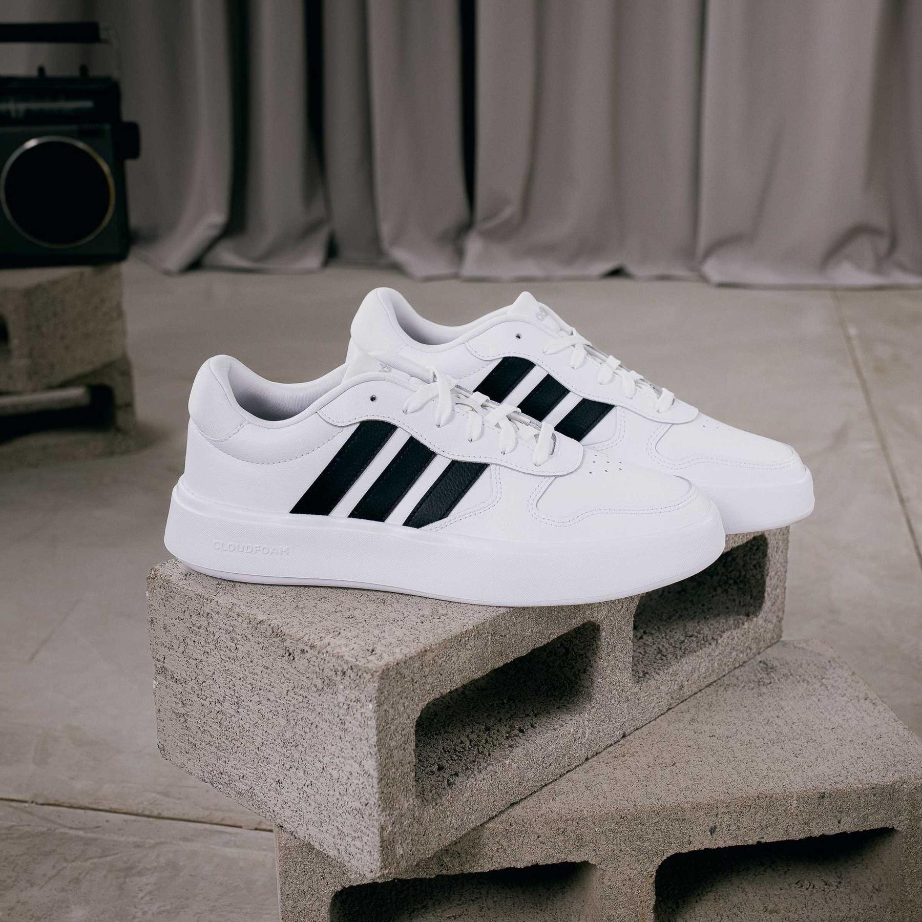 product/a/d/adidas_ih0856_13_footwear_photography_heromrktng_view_2-nw091625.jpg