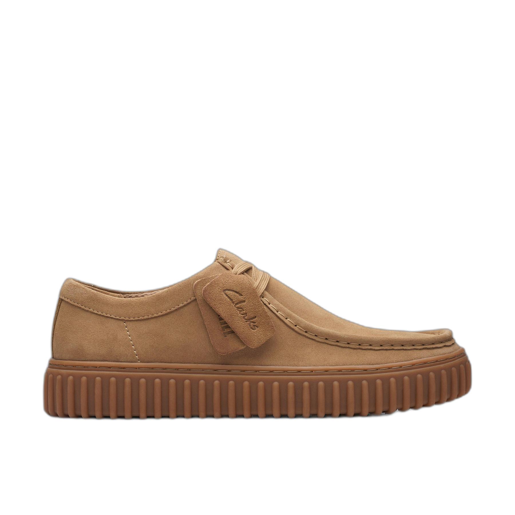 product/c/l/clarks_26173471_dark-sand-suede_1.jpg